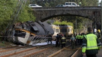 На севере Испании сошел с рельсов поезд, есть жертвы