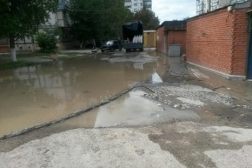В Мариуполе территорию возле рынка "Киесвкий" затопила после замены коллектора (Фотофакт)