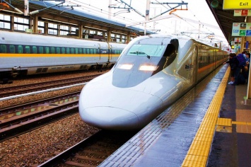 В Японии машиниста сверхскоростного поезда уволили из-за ног на приборной панели