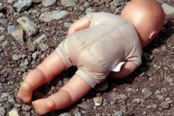 Херсонские полицейские нашли посреди парка младенца, оставленного матерью