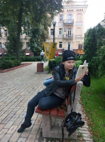 Топ-10 уютных уголков Киева для чтения книг от писательницы Лады Лузиной и ведущего Сергея Гулюка
