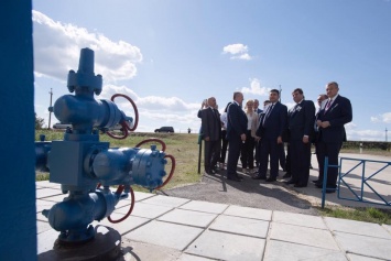 Гройсман добывает украинский газ на буровой (фото)