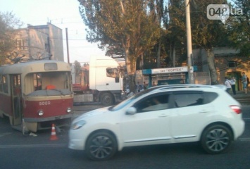 В Одессе на Пересыпи трамвай столкнулся с фурой (ФОТО)