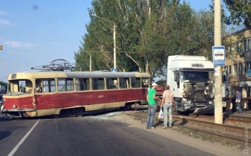 В Одессе еще один грузовик врезался в трамвай
