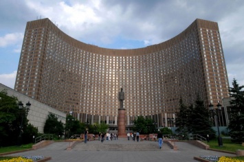 С 22 этажа московской гостиницы "Космос" упал мужчина