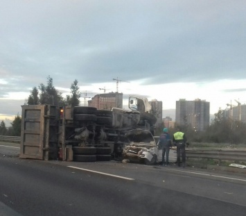 В Петербурге на КАД грузовик столкнулся с легковым авто и перевернулся
