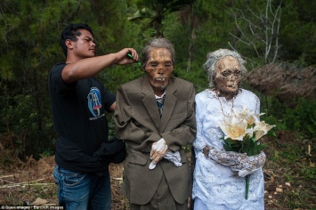 Индонезийцы выкапывают мертвых родственников, чтобы нарядить их!