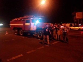 В центре Запорожья микроавтобус врезался в пожарную машину и перевернулся