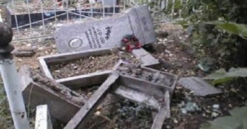 Глава Татарстана объявил вознаграждение за данные о вандалах с кладбища в Казани