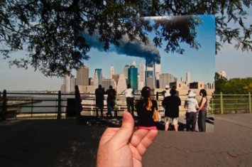 У памятника жертвам теракта 11 сентября британцы фотографировались с резиновой женщиной