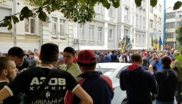 «Азов» пикетирует Печерский суд