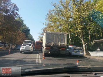 На Мельницкой произошла масштабная авария - грузовик неудачно обогнал маршрутку