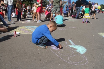 Маленькие патриоты разрисовали дороги Славянска (фото)