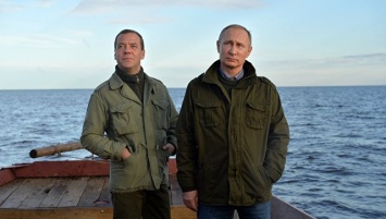 Путин с Медведевым на выходных сходили в церковь и половили рыбу неводом - СМИ