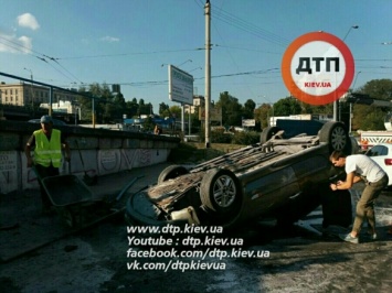 В Киеве пьяный водитель не справился с управлением и вылетел с эстакады