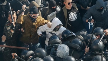 Почуявшие запах крови украинские радикалы уже не ослабят натиск на неугодных - киевская газета