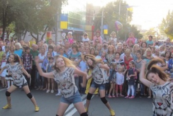Мариупольцы танцевали в День города (ФОТО)