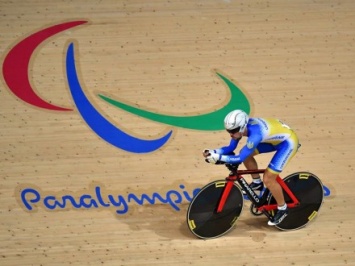 Велосипедист Е.Дементьев выиграл "золото" на Паралимпиаде-2016