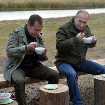 Медведев показал, как ужинает с Путиным