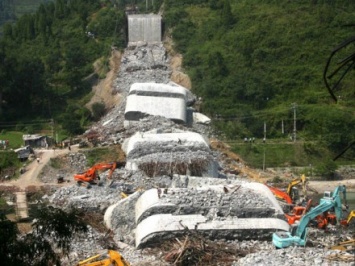 Автомобильный мост обрушился в Китае