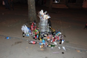 Горы мусора и бутылок на Соборной: "подарок" городу на День Рождения (ФОТО)