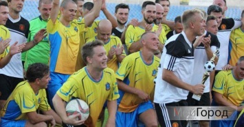 Известные николаевцы минимально проиграли в футбол звездам украинской эстрады (фоторепортаж)