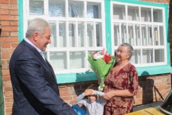 Мэр Бахмута поздравил свою учительницу с днем рождения