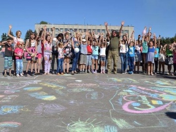 В Славянске на день города дети рисовали мирные танки и кушали солдатскую кашу