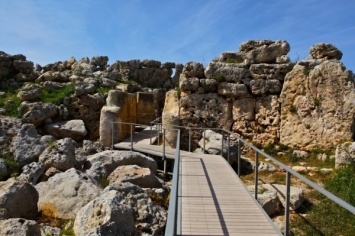 На Мальте мужчина и женщина вырезали свои имена на древнем храме