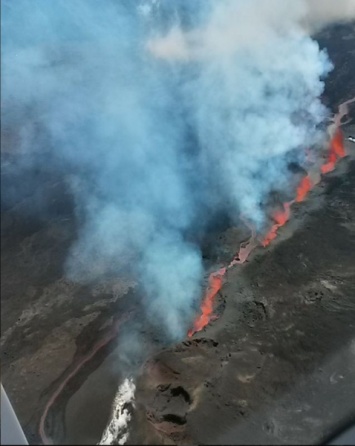 На острове Реюньоне начал извергаться вулкан Питон-де-ла-Фурнез