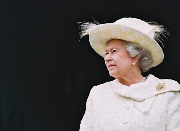 90-летняя королева Великобритании вновь села за руль