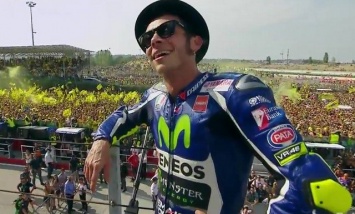 MotoGP: Видео - Валентино Росси выпил шампанское из ботинка на подиуме в Мизано