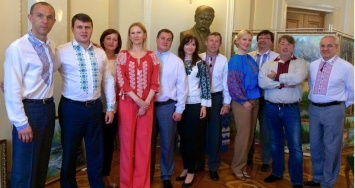 Эксперты по этикету шокированы камуфляжными нарядами депутатов Рады и заправленными в брюки вышиванками