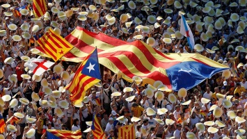 Сотни тысяч жителей Каталонии вышли на демонстрацию за независимость от Испании