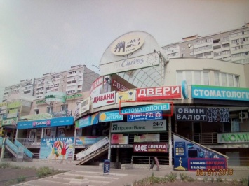 С киевского дома с рекордным количеством рекламы начали снимать незаконные конструкции