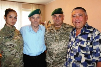 Херсонские пограничники поздравили ветерана с 90-летием (фото)