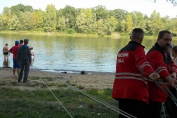 В Киеве спасатели достали из Днепра иномарку (ФОТО)