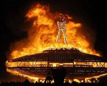 На фестивале Burning Man в штате Невада развеяли прах Дэвида Боуи