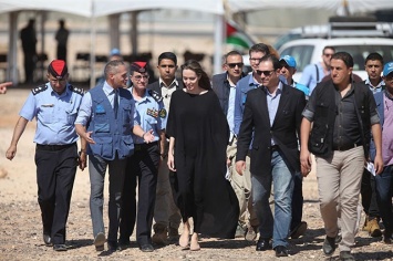 Джоли посетила лагерь сирийских беженцев