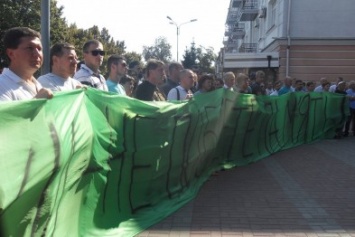 В Полтаве с криками «Ганьба» прошел мирный митинг у здания областной полиции (ФОТО)