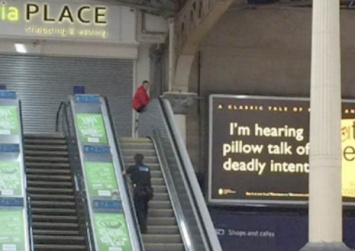 Странный мужчина сел на перила эскалатора и блокирует работу вокзала в Лондоне