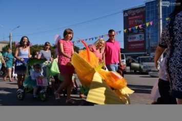 В Каменском состоялся первый парад детских колясок
