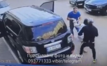 В Киеве неизвестные среди белого дня похитили семейную пару (Видео)