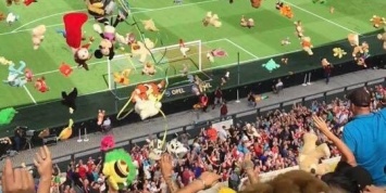 Голландские фанаты забросали детей игрушками во время матча