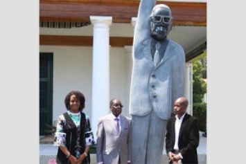 Президент Зимбабве открыл гигантский памятник самому себе