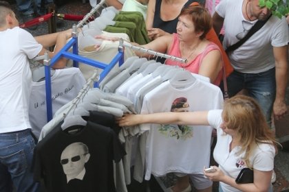 Жителям Нью-Йорка раздали футболки с изображением Путина и матрешки
