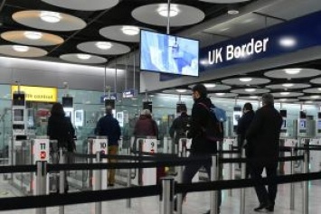 Великобритания: Аэропорты страны будут брать деньги за проход без очереди