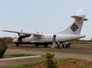 Жесткая посадка самолета в Индонезии: обошлось без пострадавших