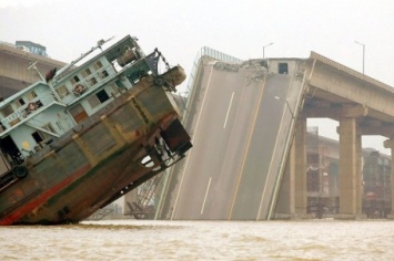 В результате обрушения моста в Китае погибли два человека