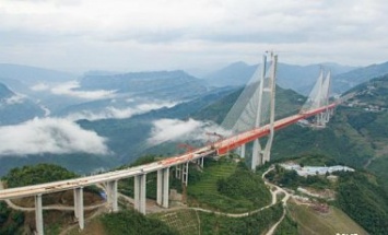 В Китае возвели самый высокий навесной мост
